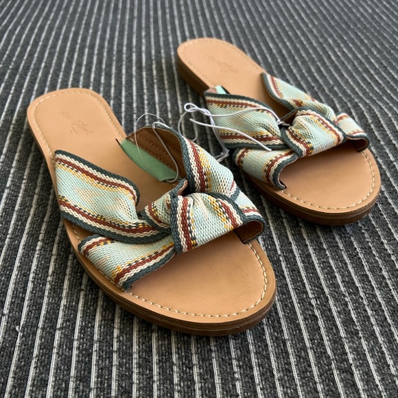 NWT Universal Thread slippers - Picture 2 of 6